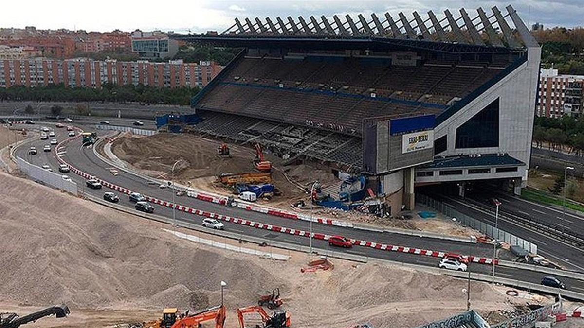A su paso por el ámbito del Calderón por las obras de cubrición en este tramo del antiguo estadio
