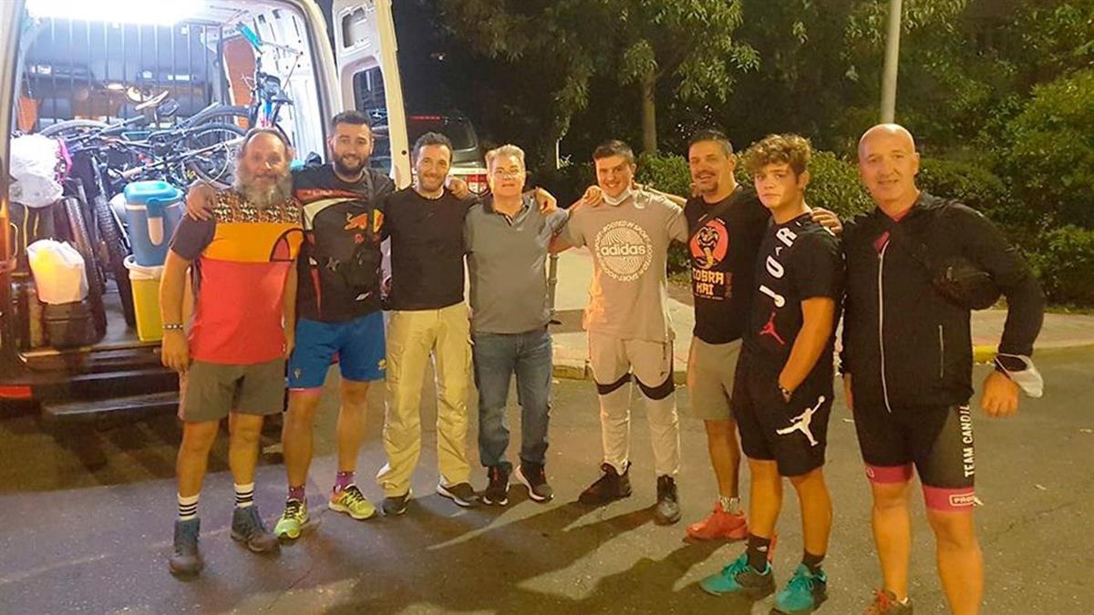 Varios ciclistas hacen el Camino para ayudar a Nora, una niña de 6 años