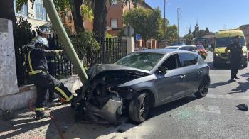 Un conductor pierde el control del coche e impacta contra el poste del semáforo