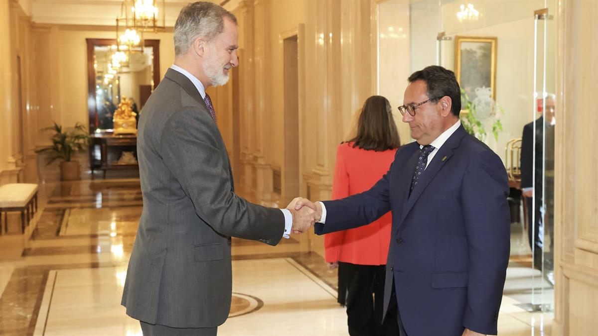 La primera sede de la institución se ubicó en el Castillo de Villaviciosa