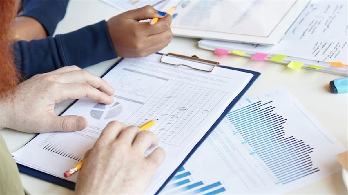 Una auditoría contable y financiera en la empresa es un proceso de revisión y evaluación de los estados financieros y los registros contables de una compañía