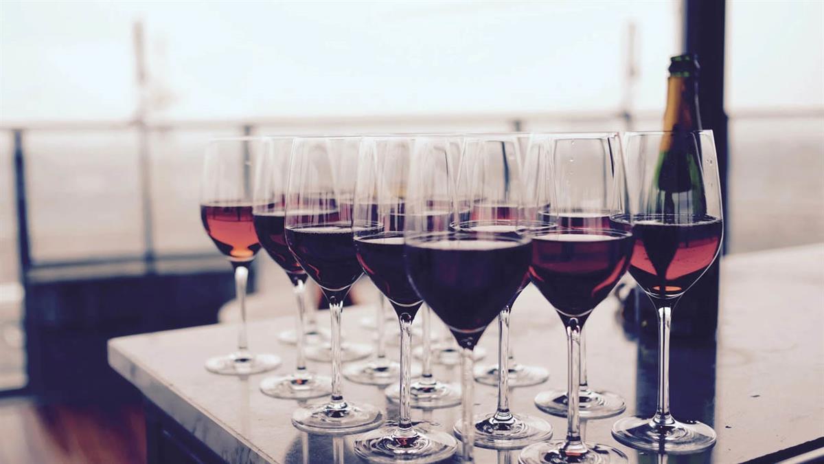 Las actividades incluyen conferencias, visitas a bodegas y catas recomendadas