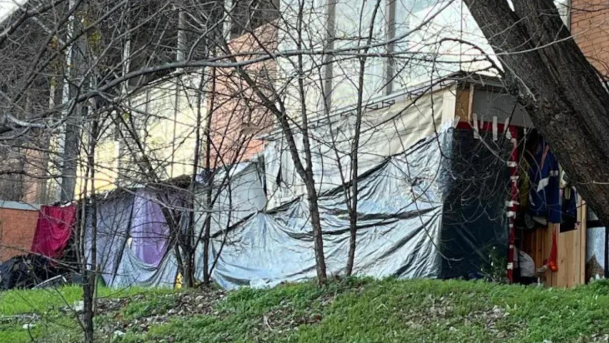 Vecinos han pedido al ayuntamiento que actúe antes de que se convierta en un asentamiento ilegal de infraviviendas