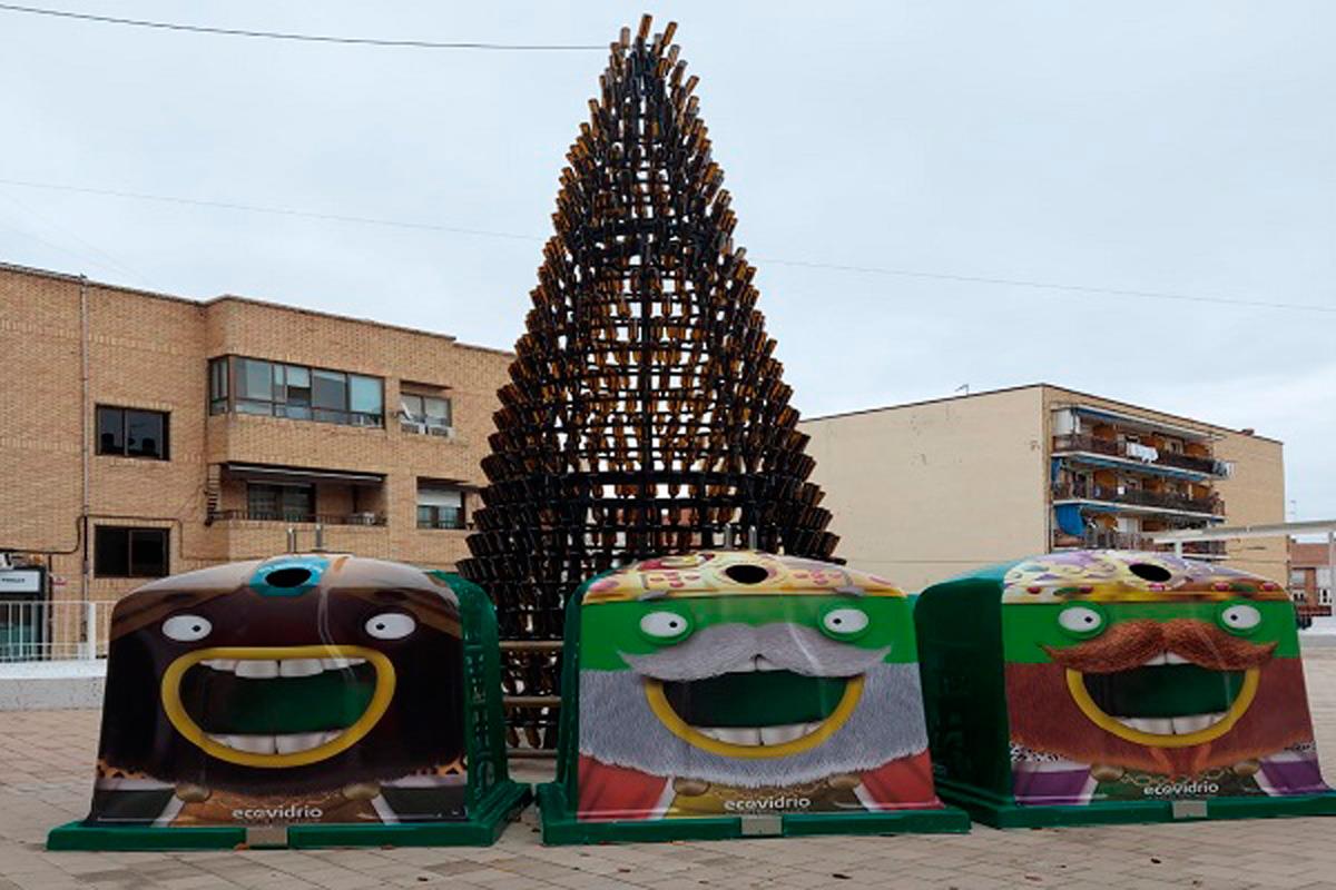 Ubicado en la Plaza del Tesillo, con 7 metros de altura y formado por 1.200 botellas de vidrio