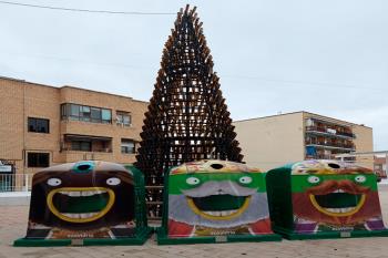 Ubicado en la Plaza del Tesillo, con 7 metros de altura y formado por 1.200 botellas de vidrio