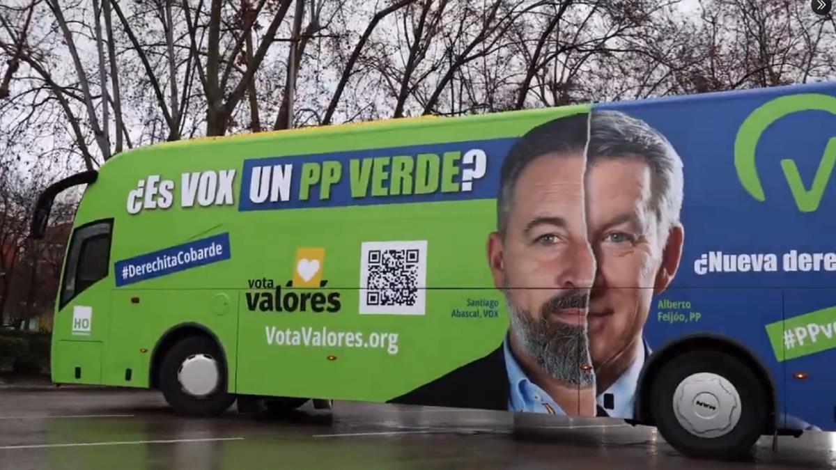 El nuevo autobús de la asociación ultracatólica pasea por Aragón con una pregunta: "¿Es VOX un PP verde?"