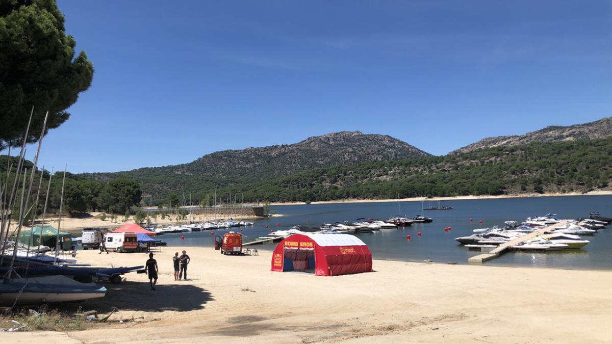 La teoría de los investigadores es que perdió el conocimiento con los gases de la lancha y cayó
