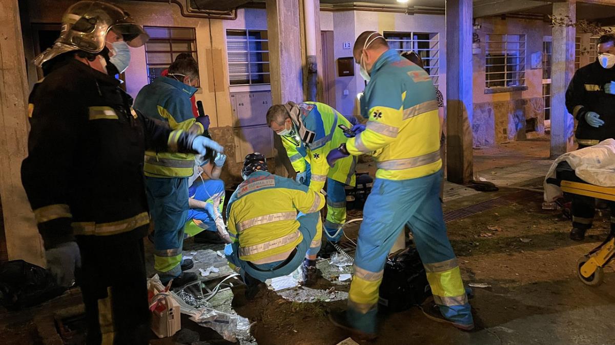 Dos jóvenes enfermeros asisten a la vecina hasta la llegada del SUMMA 112