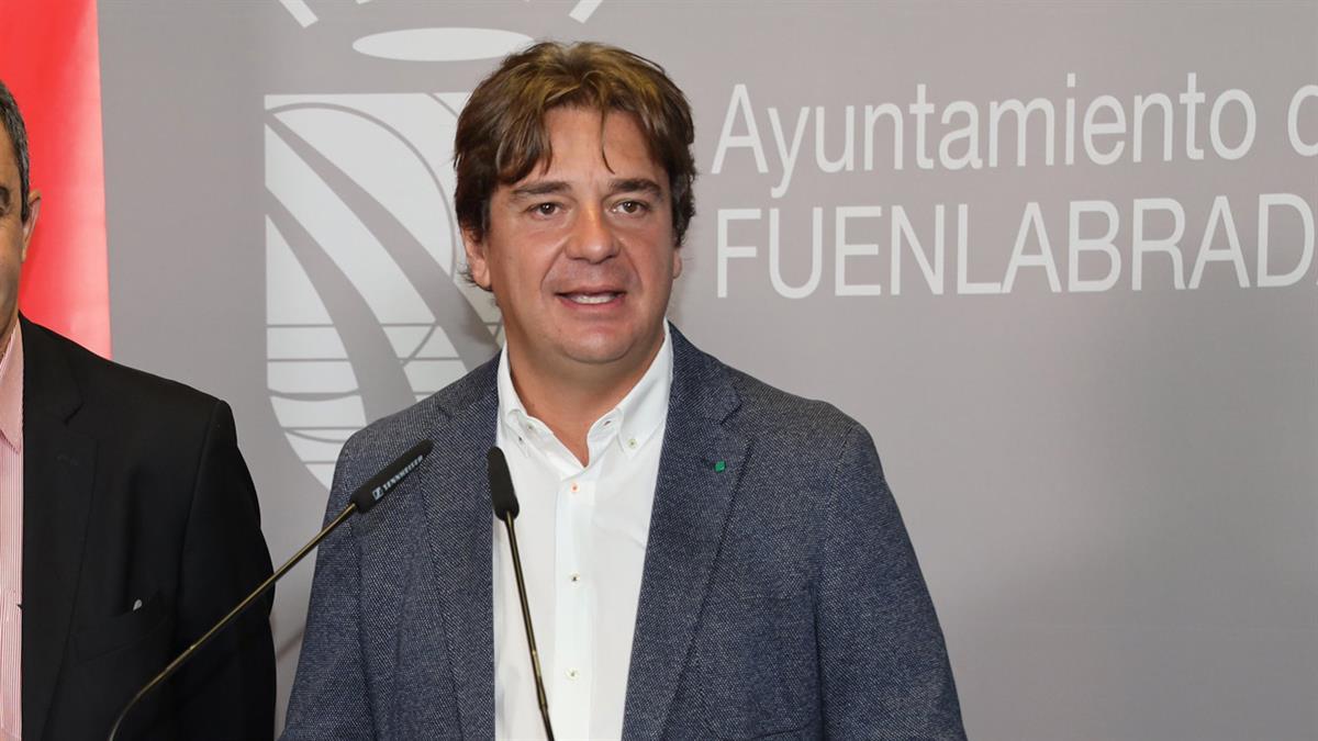 El candidato ve "prematuro" el apoyo a Lobato por parte de la delegada de Gobierno