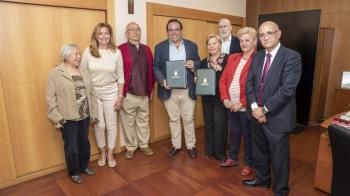 La ciudad renueva el convenio con la Asociación de Mayores de la localidad