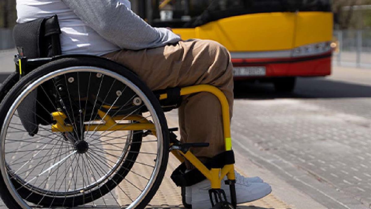 El portavoz del PSOE propone establecer un convenio de colaboración con el Consorcio Regional de Transportes para ayudas a la movilidad de los vecinos