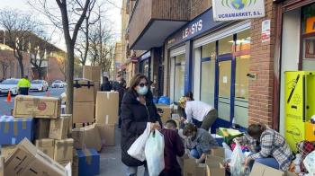 La Asociación "Por el Futuro de Ucrania" sigue apelando a la solidaridad de la población mostoleña para recoger alimentos para los ucranianos 