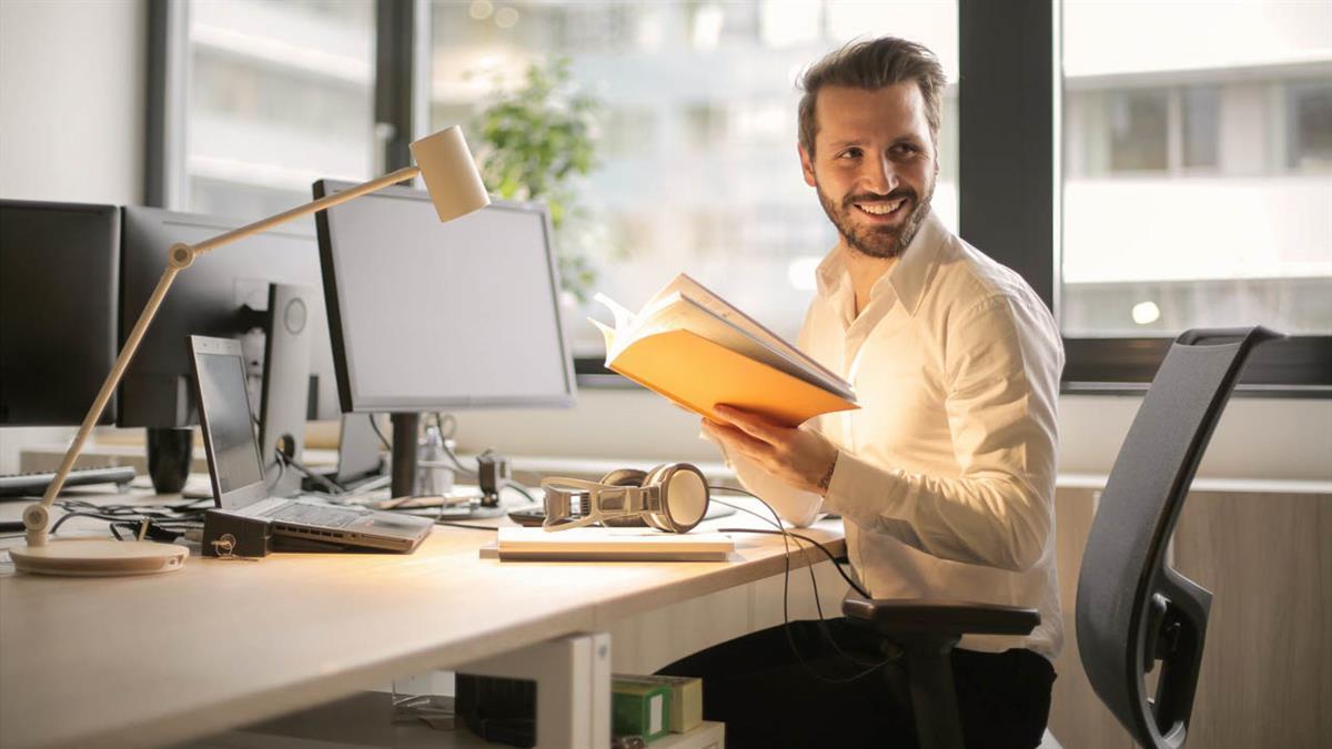 Destaca la Contratación Estable de Jóvenes, destinada a incentivar el empleo de carácter indefinido y a tiempo completo 