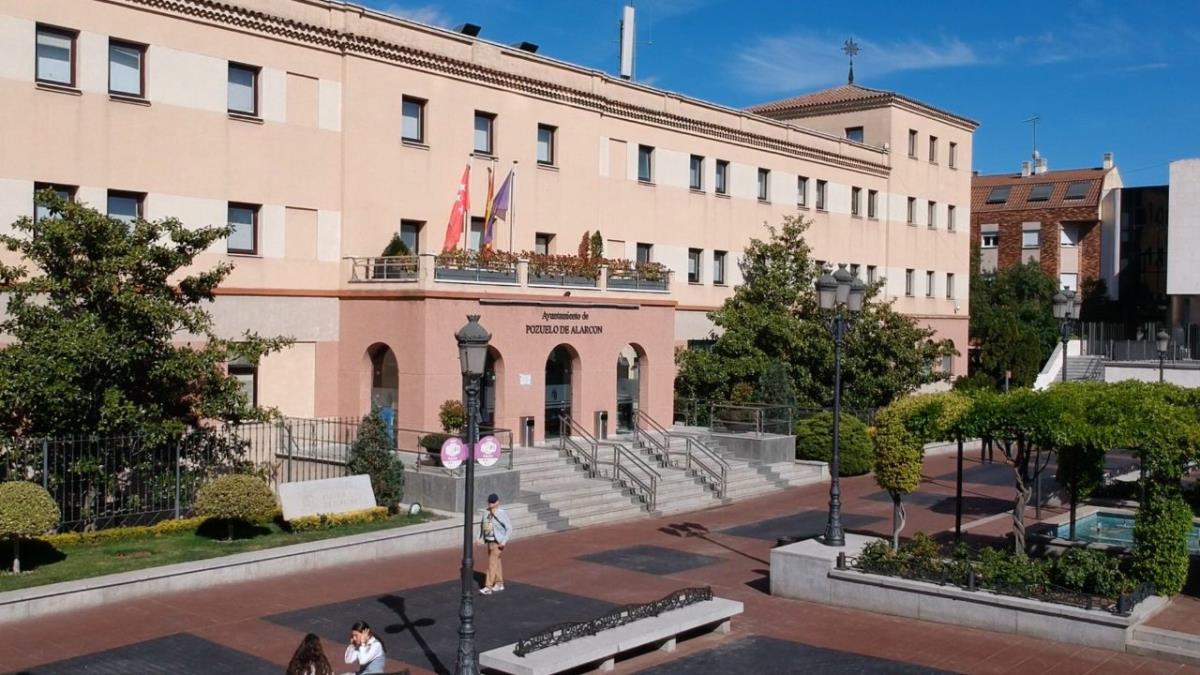 La alcaldesa del municipio ha firmado un convenio de colaboración con la Universidad Alfonso X El Sabio para ofrecer las becas de estudio