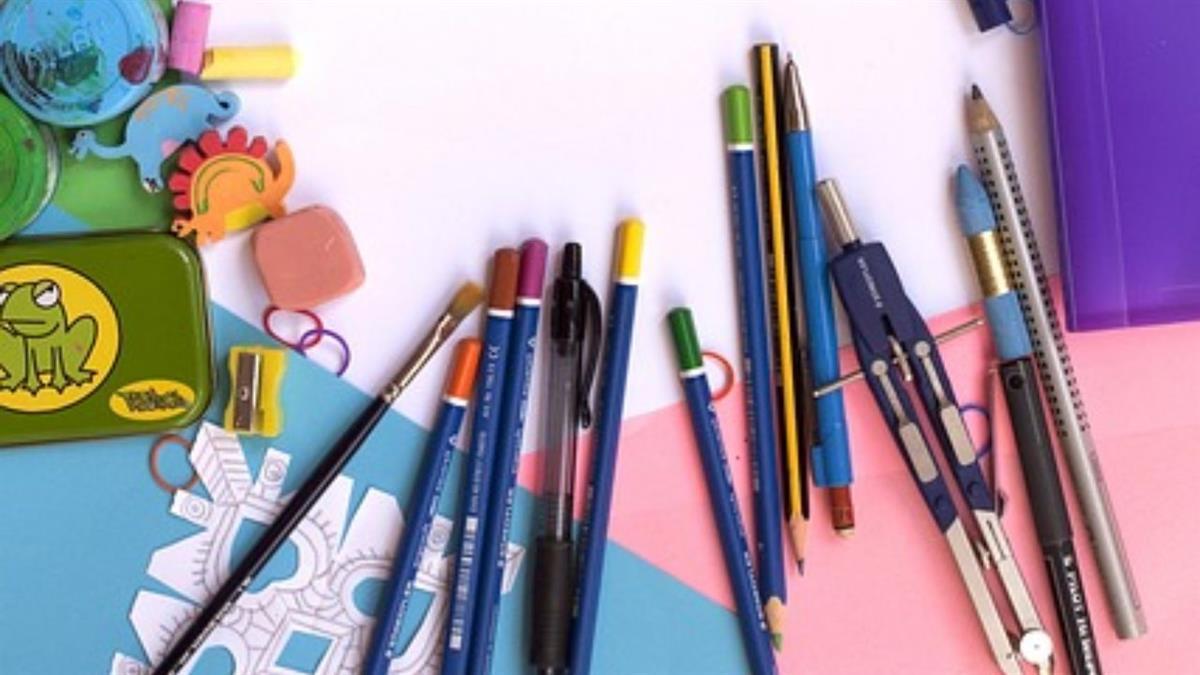 Están destinadas a sufragar los gastos de libros de texto y material del curso