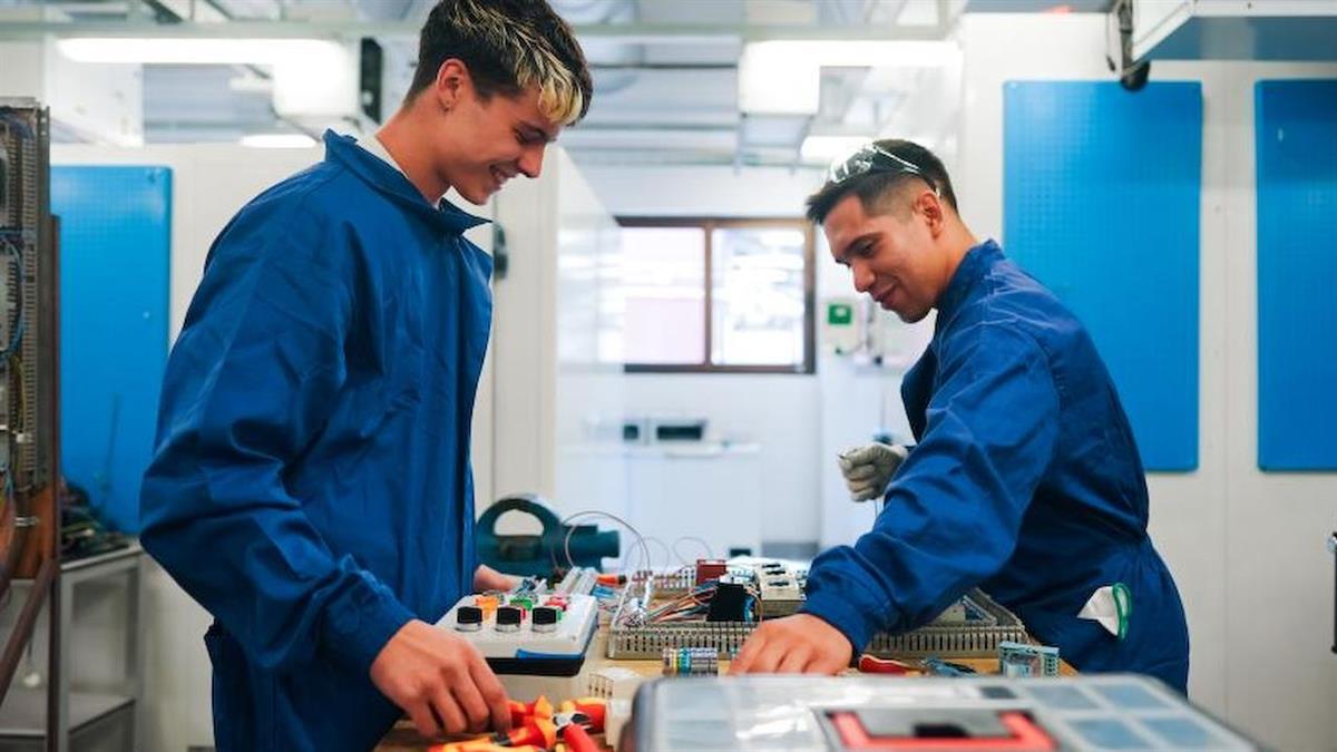 El Gobierno regional refuerza las ayudas a la contratación con incentivos de hasta 8.000 euros para empresas y nuevas subvenciones dirigidas a facilitar la inserción laboral
