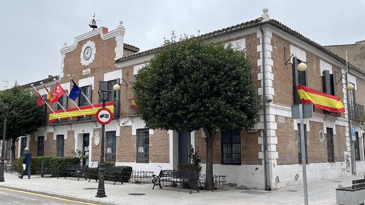 El alcalde, Jesús Muñoz, invita a los vecinos a que decoren sus balcones con la bandera