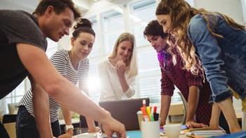 Contempla la formación integral de los y las participantes en áreas laborales y transversales 