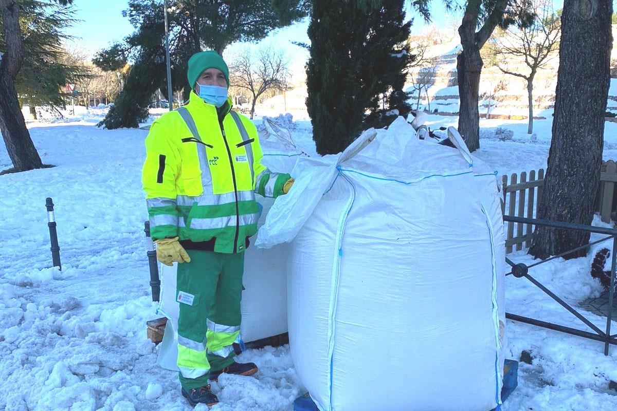 El Ayuntamiento repartió ayer 24 toneladas de sal 