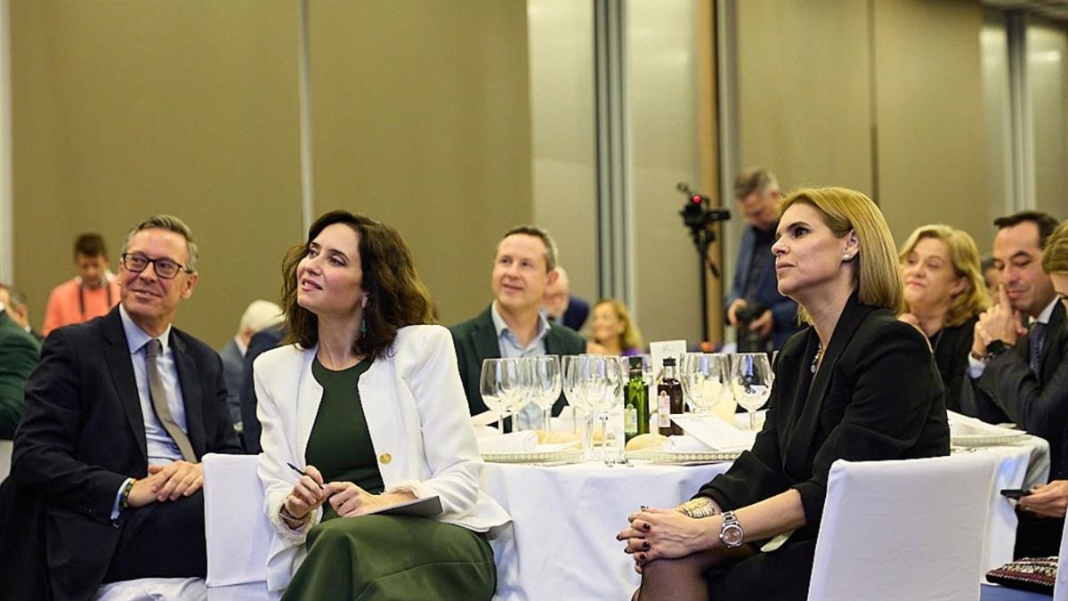 La presidenta del Partido Popular celebra la navidad con el partido en la ciudad complutense