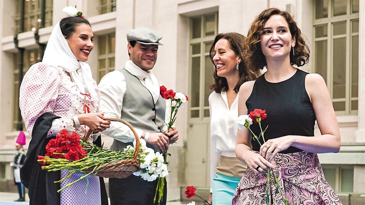 La presidenta regional ha asistido a la entrega de las Medallas de Madrid y a la misa en la Colegiata