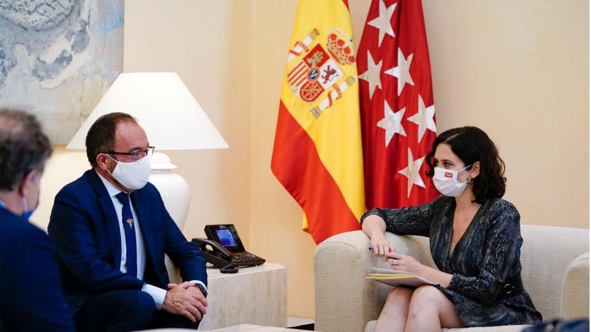La presidenta regional defiende la candidatura ante el embajador de España