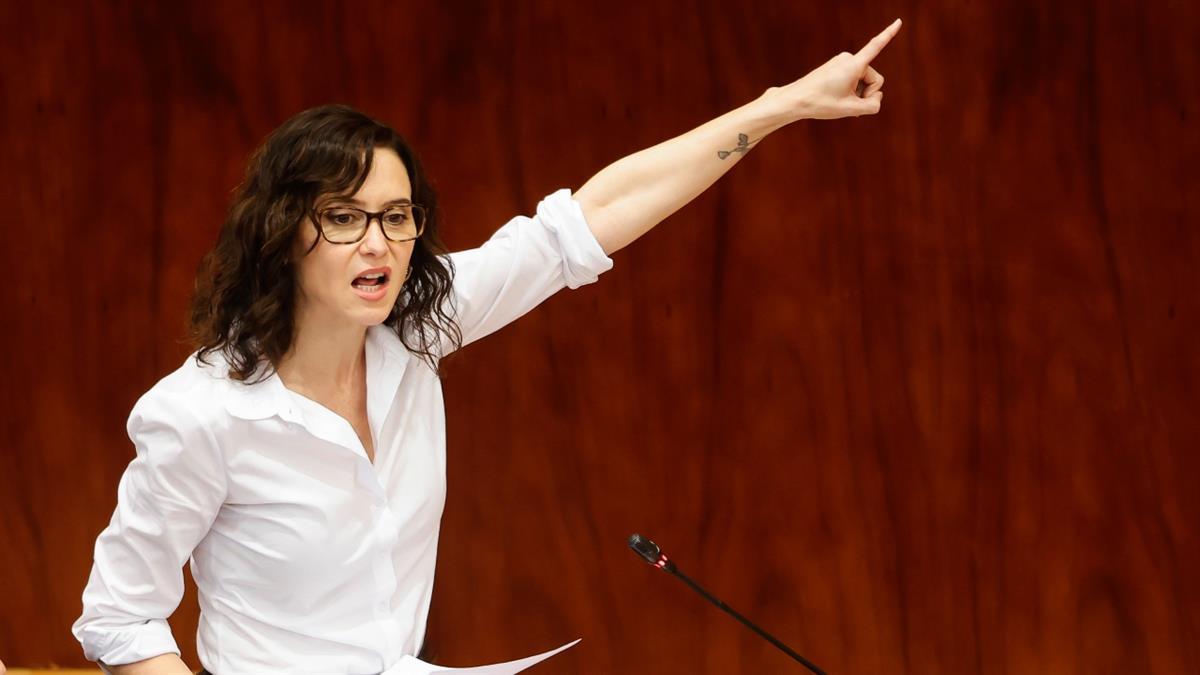 La presidenta madrileña considera que tanto este caso como el archivado de Ana Millán se reducen en una "persecución" de la izquierda