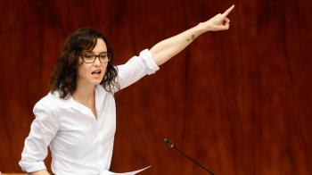 La presidenta madrileña considera que tanto este caso como el archivado de Ana Millán se reducen en una "persecución" de la izquierda