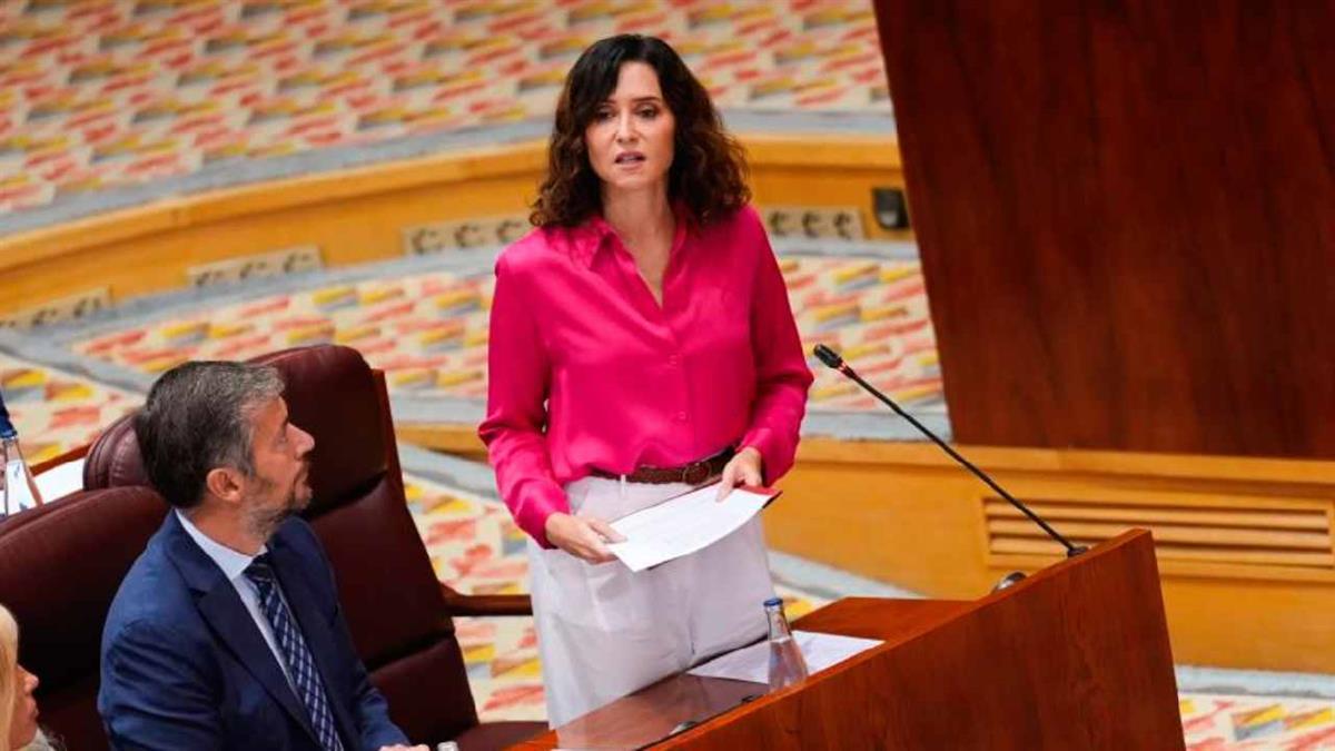 La presidenta de la Comunidad de Madrid carga contra la oposición entre banderas palestinas