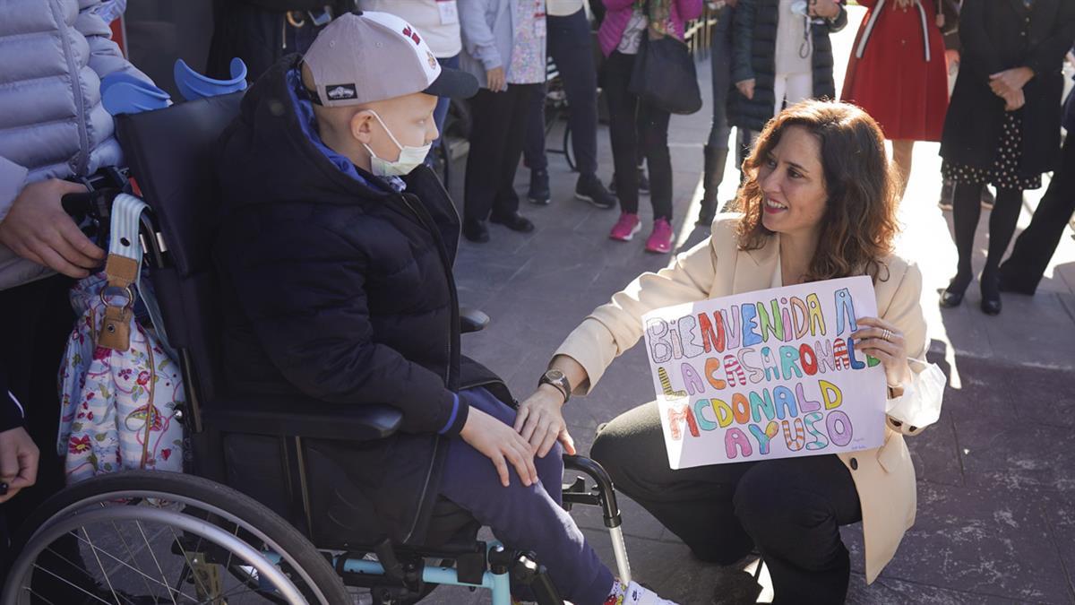 La presidenta visita la Casa Ronald McDonald que aloja a familiares de pacientes de toda España que reciben tratamientos en hospitales madrileños