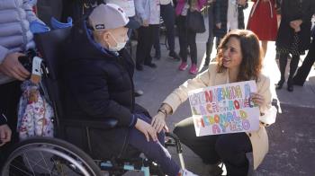La presidenta visita la Casa Ronald McDonald que aloja a familiares de pacientes de toda España que reciben tratamientos en hospitales madrileños