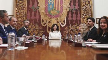 La presidenta regional reclama al gobierno central el encuentro "ante la preocupación e inquietud de la sociedad"
