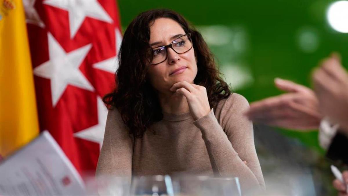 Ayuso cree que “este Gobierno es capaz de todo” y que nos llevará al “monarquía o república”