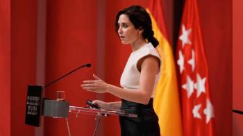 Ayuso carga contra la manifestación impulsada por Revuelta en la calle Ferraz