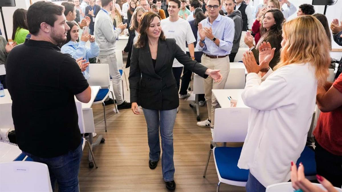 La presidenta estuvo presente en el acto de clausura de la I Academia de la Juventud Madrileña