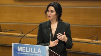 La presidenta advierte en la ciudad autónoma del peligro de las políticas "que espantan la inversión y acaban con la ilusión de crear puestos de trabajo"