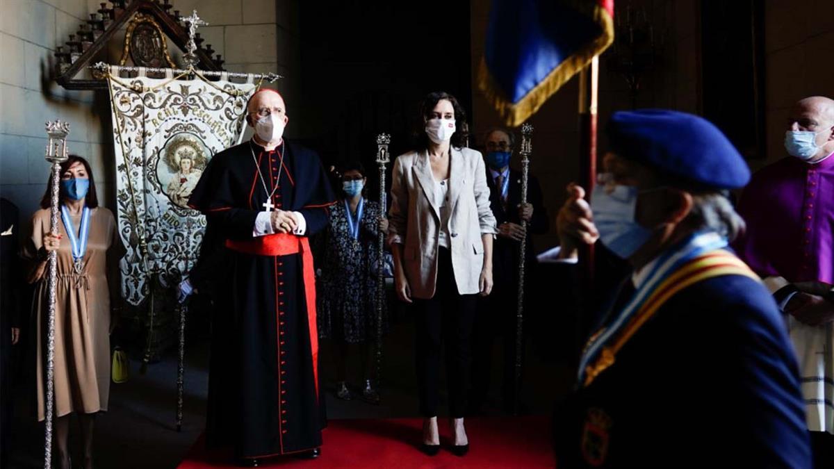 La jefa del ejecutivo regional ha recibido de la medalla de plata de la congregación y ha firmado el Libro de Reyes