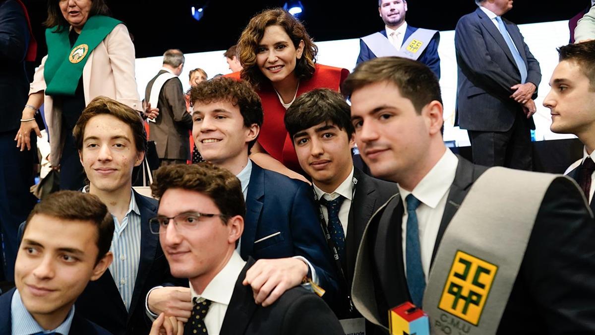 La presidenta de la Comunidad clausura el curso académico de la Asociación de Colegios Mayores de la región, con casi 40 centros