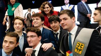 La presidenta de la Comunidad clausura el curso académico de la Asociación de Colegios Mayores de la región, con casi 40 centros