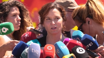 La presidenta de la Comunidad de Madrid acusa al ministro de querer caldear el ambiente en un momento crítico