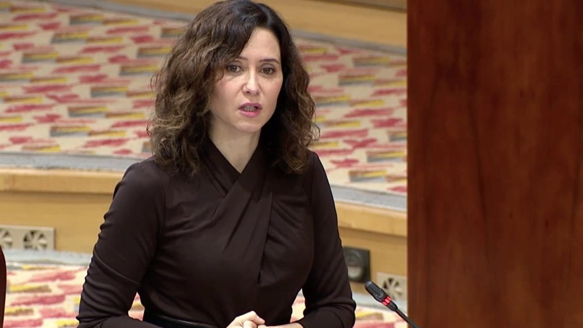 La presidenta ha agradecido a Más Madrid la retirada de una pregunta a Carlos Novillo, quien está "gravemente afectado" pues uno de los agentes murió delante de él