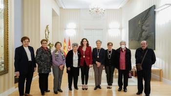 La Asociación Amigos de María Ana de Jesús entrega su medalla a Ayuso