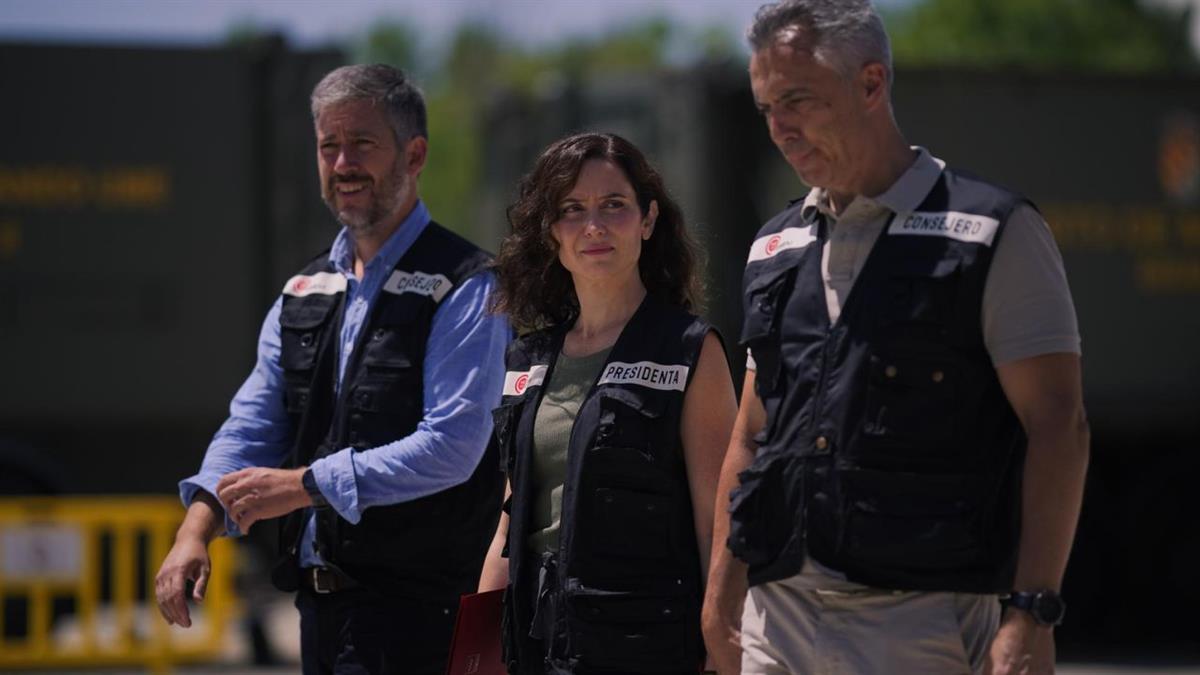 Isabel Díaz Ayuso transmite un mensaje de “esperanza” a los afectados por los fuegos