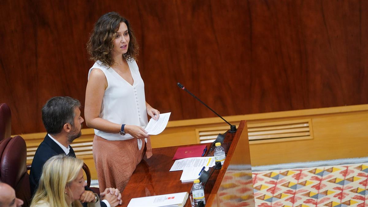 La presidenta apela al "orgullo de ser español y de estar juntos creciendo"