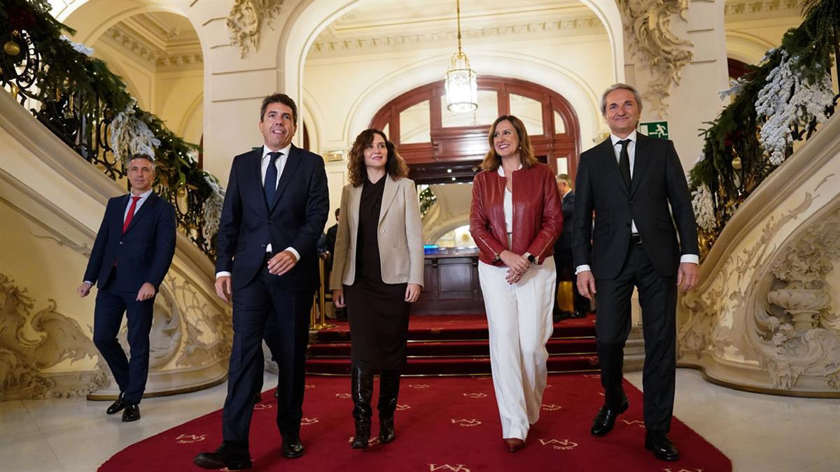 Reclama al Gobierno central un sistema nacional de transporte y la construcción del AVE Madrid-Lisboa con conexión con Barajas