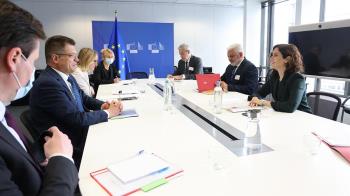 La presidenta ha mantenido hoy en la sede de la Comisión Europea un encuentro con el comisario de Gestión de Crisis