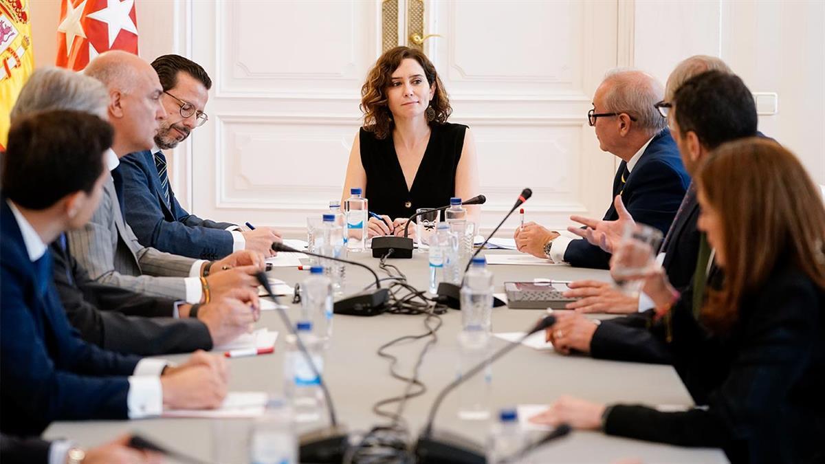 La presidenta se ha reunido con representantes de las asociaciones y las empresas del sector que operan en la región