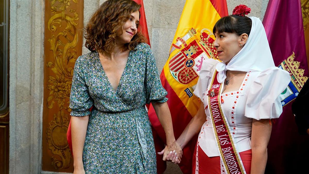 El Cuerpo de Bomberos ha realizado el descenso del cuadro de la Virgen