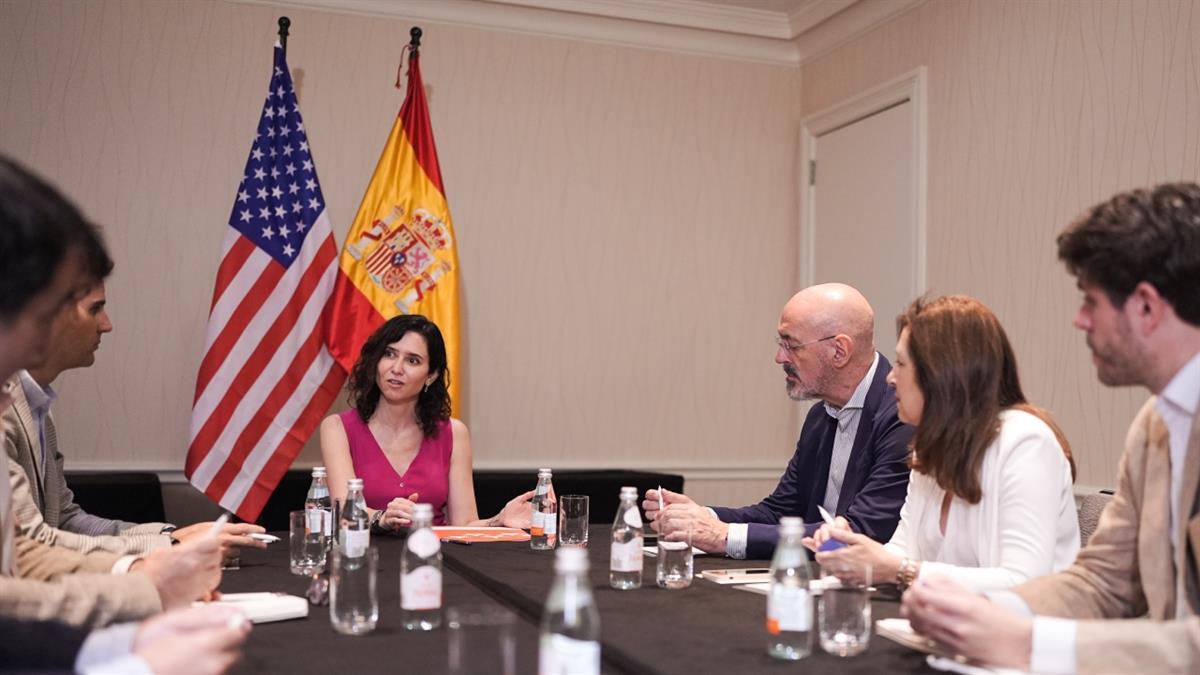 La presidenta de la Comunidad de Madrid se reunió con los rectores con los que ha viajado a la ciudad