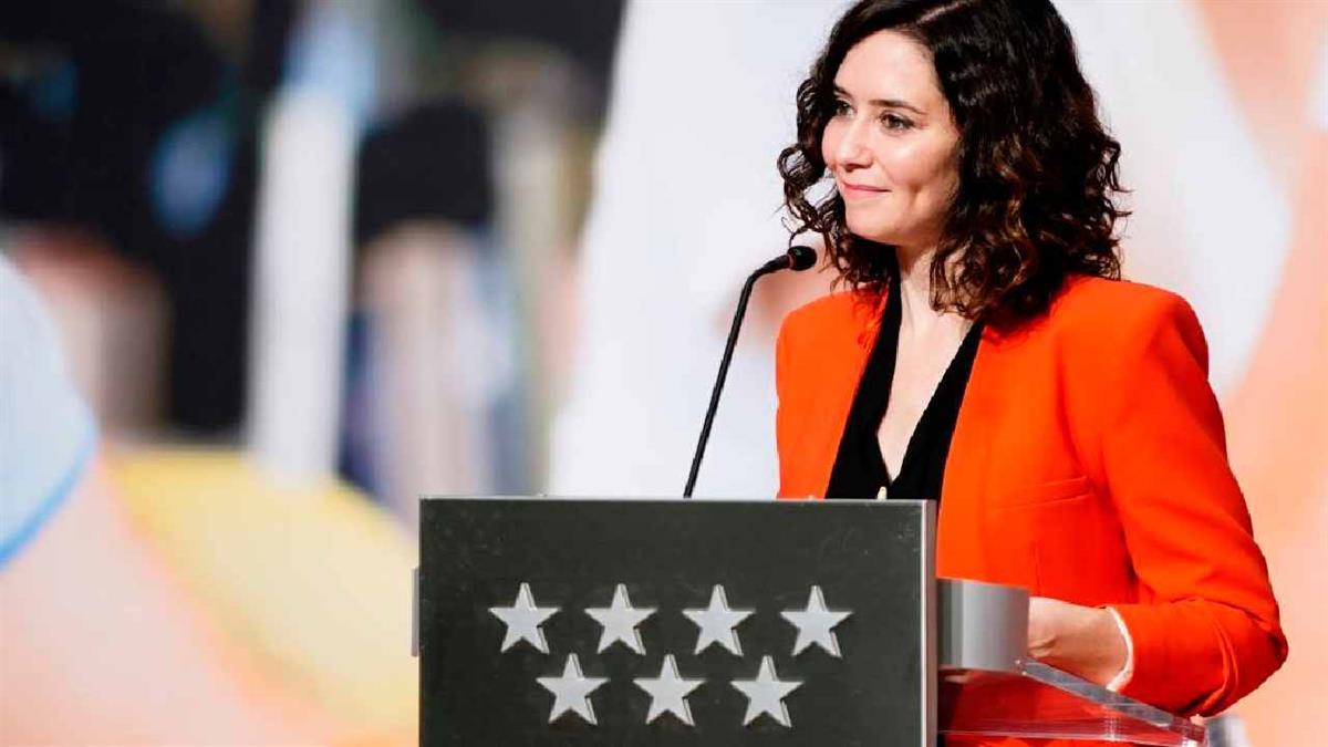 La presidenta carga contra la iniciativa de VOX para terminar con el uso de esta prenda en las aulas